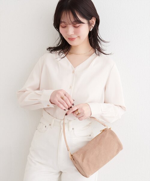 natural couture（ナチュラルクチュール）の「プチプラバー釦とろみブラウス（シャツ/ブラウス・レディース・チャコールグレー/サックスブルー/ピンクベージュ/グレイッシュベージュ/アイボリー・FREE）」の2枚目の写真