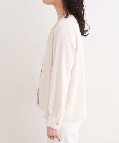 natural couture（ナチュラルクチュール）の「プチプラバー釦とろみブラウス（シャツ/ブラウス・レディース・チャコールグレー/サックスブルー/ピンクベージュ/グレイッシュベージュ/アイボリー・FREE）」の12枚目の写真
