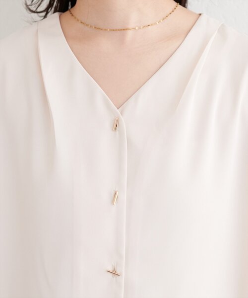 natural couture（ナチュラルクチュール）の「プチプラバー釦とろみブラウス（シャツ/ブラウス・レディース・チャコールグレー/サックスブルー/ピンクベージュ/グレイッシュベージュ/アイボリー・FREE）」の14枚目の写真