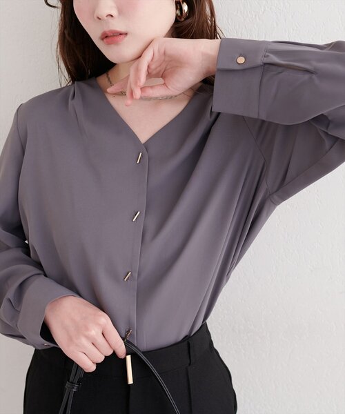 natural couture（ナチュラルクチュール）の「プチプラバー釦とろみブラウス（シャツ/ブラウス・レディース・チャコールグレー/サックスブルー/ピンクベージュ/グレイッシュベージュ/アイボリー・FREE）」の19枚目の写真