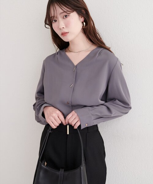 natural couture（ナチュラルクチュール）の「プチプラバー釦とろみブラウス（シャツ/ブラウス・レディース・チャコールグレー/サックスブルー/ピンクベージュ/グレイッシュベージュ/アイボリー・FREE）」の20枚目の写真