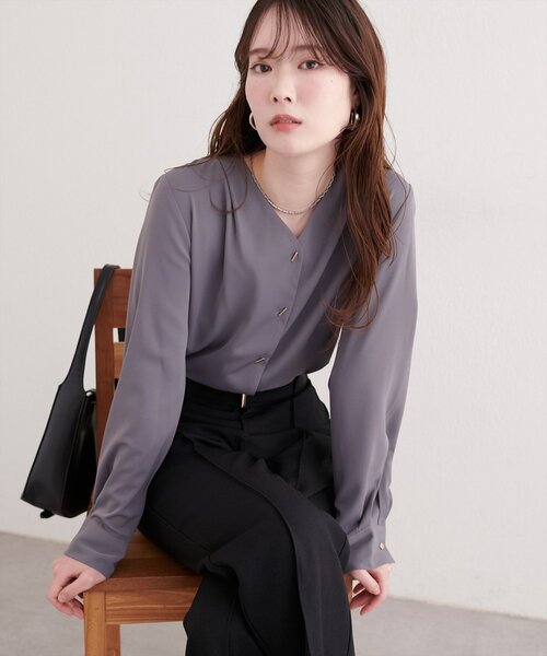 natural couture（ナチュラルクチュール）の「プチプラバー釦とろみブラウス（シャツ/ブラウス・レディース・チャコールグレー/サックスブルー/ピンクベージュ/グレイッシュベージュ/アイボリー・FREE）」の21枚目の写真