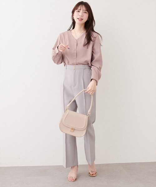 natural couture（ナチュラルクチュール）の「プチプラバー釦とろみブラウス（シャツ/ブラウス・レディース・チャコールグレー/サックスブルー/ピンクベージュ/グレイッシュベージュ/アイボリー・FREE）」の6枚目の写真