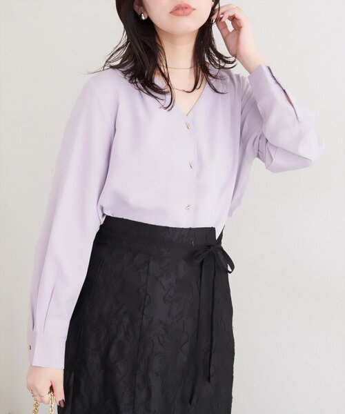 natural couture（ナチュラルクチュール）の「プチプラバー釦とろみブラウス（シャツ/ブラウス・レディース・チャコールグレー/サックスブルー/ピンクベージュ/グレイッシュベージュ/アイボリー・FREE）」の7枚目の写真