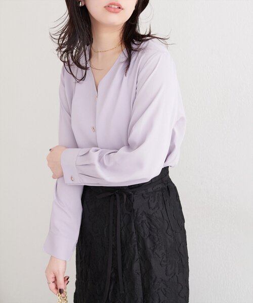 natural couture（ナチュラルクチュール）の「プチプラバー釦とろみブラウス（シャツ/ブラウス・レディース・チャコールグレー/サックスブルー/ピンクベージュ/グレイッシュベージュ/アイボリー・FREE）」の8枚目の写真