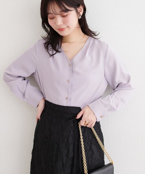 natural couture（ナチュラルクチュール）の「プチプラバー釦とろみブラウス（シャツ/ブラウス・レディース・チャコールグレー/サックスブルー/ピンクベージュ/グレイッシュベージュ/アイボリー・FREE）」の9枚目の写真