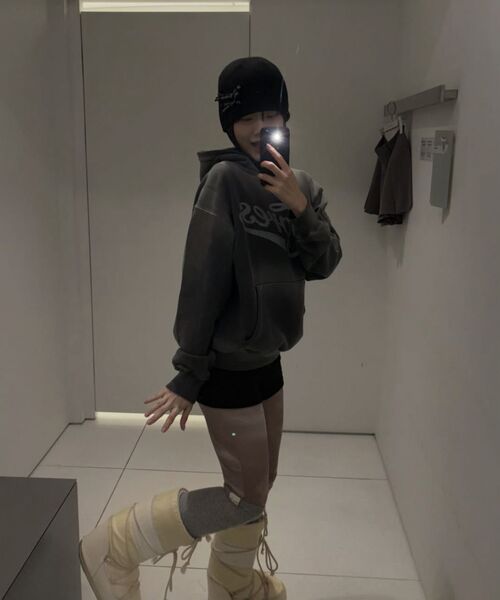 LORES（ロアス）の「Script Dyed Hoodie - Charcoal（パーカー・レディース・その他・M/L/XL）」の3枚目の写真