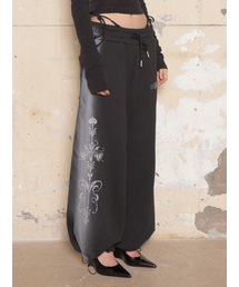 HILLDA（ヒルダ）の「スモッグモチーフワイドストリングスウェットパンツ[ブラック]（スウェットパンツ）」