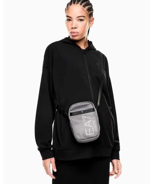 EMPORIO ARMANI EA7（エンポリオアルマーニイーエーセブン）の「<オンライン限定>【エンポリオ アルマーニ EA7】クロスボディバッグ（ショルダーバッグ・メンズ・チャコールグレー/ブラック・FREE）」の4枚目の写真