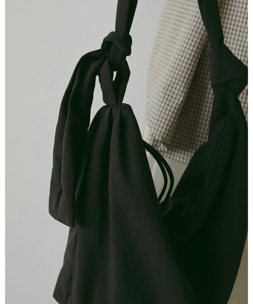 anuke（アンヌーク）の「Knot Nylon Bag（トートバッグ・レディース・ブラック/ブルー系その他・FREE）」の8枚目の写真