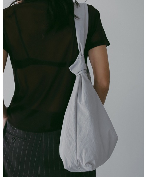 anuke（アンヌーク）の「Knot Nylon Bag（トートバッグ・レディース・ブラック/ブルー系その他・FREE）」の6枚目の写真