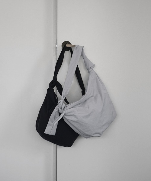 anuke（アンヌーク）の「Knot Nylon Bag（トートバッグ・レディース・ブラック/ブルー系その他・FREE）」の5枚目の写真