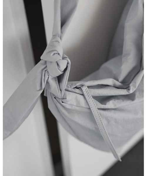 anuke（アンヌーク）の「Knot Nylon Bag（トートバッグ・レディース・ブラック/ブルー系その他・FREE）」の4枚目の写真