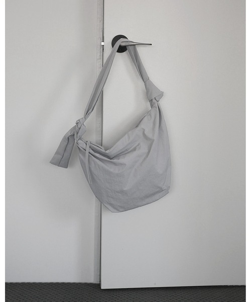 anuke（アンヌーク）の「Knot Nylon Bag（トートバッグ・レディース・ブラック/ブルー系その他・FREE）」の12枚目の写真