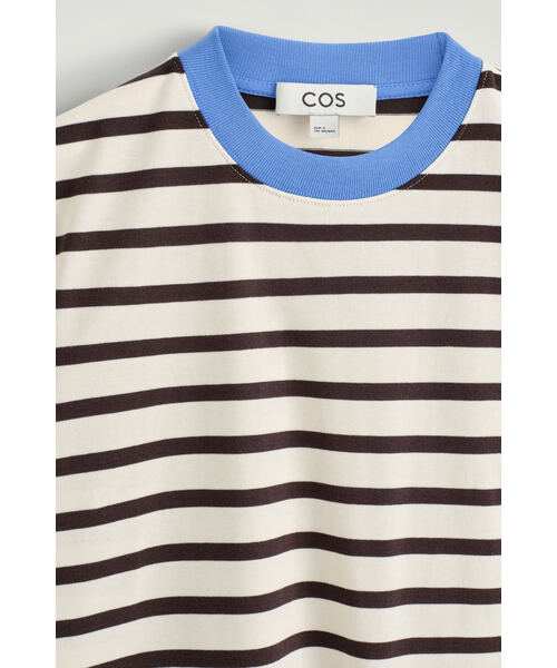 COS（コス）の「クリーンカットTシャツ（Tシャツ/カットソー・レディース・ホワイト×ブラック/ブルー系1/ベージュ/ブルー系その他/グリーン/ピンク/ホワイト×ブルー・XL/M/XS/S/L）」の21枚目の写真