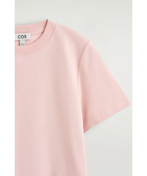 COS(コス)の「クリーンカットTシャツ(Tシャツ/カットソー・レディース・ホワイト×ブラック/ブルー系1/ベージュ/ブルー系その他/グリーン/ピンク/ホワイト×ブルー/ホワイト系その他/ダークブラウン系1/イエロー/グレー系その他2/ホワイト系/ブラック×ホワイト/ダークグリーン/レッド系その他/コバルトブルー・XL/M/XS/S/L)」の20枚目の写真
