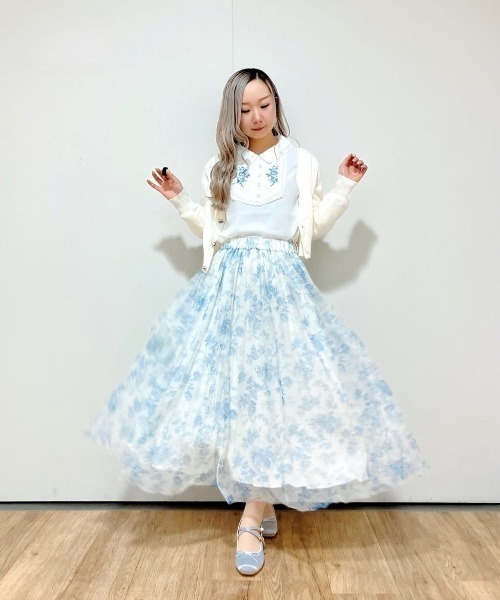 an another angelus(アンアナザーアンジェラス)の「単色ローズ柄ボリュームチュールスカート/fint フィント(スカート・レディース・ライトオレンジ系/ブルー・FREE)」の12枚目の写真