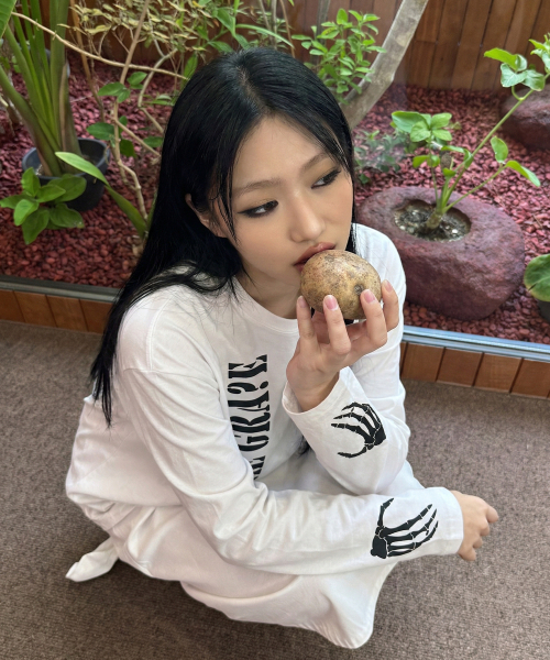 GRAVER（グレーバー）の「[ユニセックス]GRAEGRAVE ロングスリーブTシャツ_3COLOR（Tシャツ/カットソー・レディース・ブラック/ダークグレー/ホワイト・LARGE/MEDIUM）」の16枚目の写真