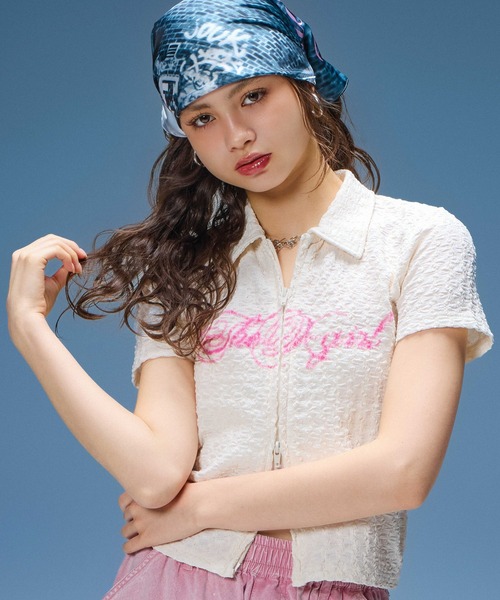 X-girl(エックスガール)の「SCRIPT LOGO SHIRRED S/S ZIP UP TOP(ポロシャツ・レディース・オフホワイト/ブラック・ONE SIZE)」の2枚目の写真