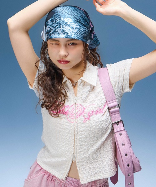 X-girl(エックスガール)の「SCRIPT LOGO SHIRRED S/S ZIP UP TOP(ポロシャツ・レディース・オフホワイト/ブラック・ONE SIZE)」の3枚目の写真