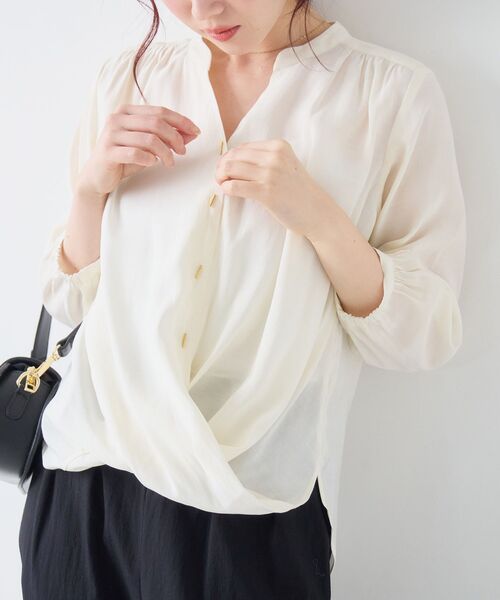 le.coeur blanc（ルクールブラン）の「バーボタンカシュクールブラウス（シャツ/ブラウス・レディース・ネイビー/オフホワイト/ライトピンク・38）」の2枚目の写真