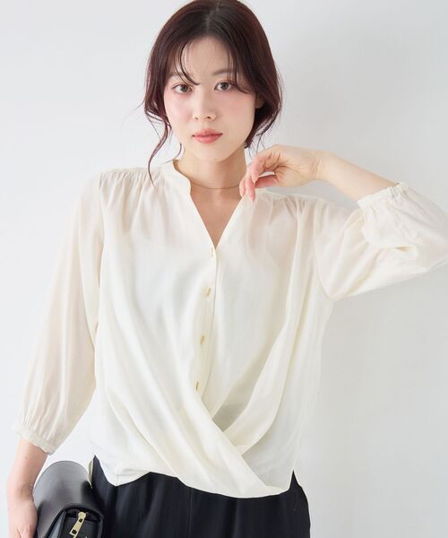 le.coeur blanc(ルクールブラン)の「バーボタンカシュクールブラウス(シャツ/ブラウス・レディース・ネイビー/オフホワイト/ライトピンク・38)」の4枚目の写真