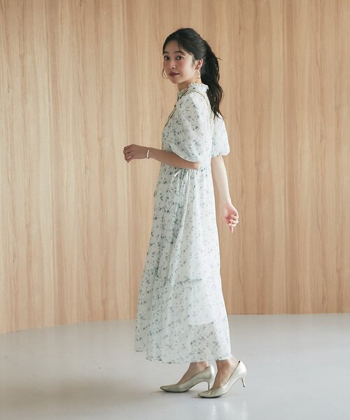 La boutique BonBon（ラブティックボンボン）の「【愛されワンピース】フラワープリントバルーンスリーブワンピース（ワンピース・レディース・オフホワイト/ネイビー・38/36）」の4枚目の写真