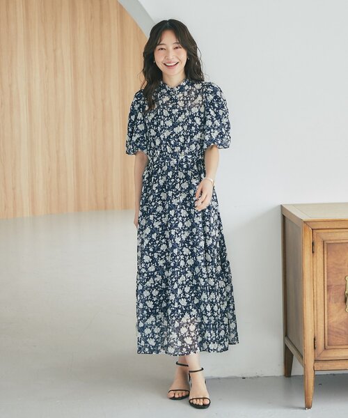 La boutique BonBon（ラブティックボンボン）の「【愛されワンピース】フラワープリントバルーンスリーブワンピース（ワンピース・レディース・オフホワイト/ネイビー・38/36）」の16枚目の写真