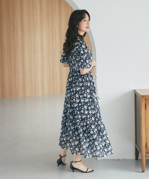 La boutique BonBon（ラブティックボンボン）の「【愛されワンピース】フラワープリントバルーンスリーブワンピース（ワンピース・レディース・オフホワイト/ネイビー・38/36）」の17枚目の写真