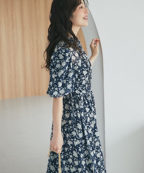 La boutique BonBon（ラブティックボンボン）の「【愛されワンピース】フラワープリントバルーンスリーブワンピース（ワンピース・レディース・オフホワイト/ネイビー・38/36）」の20枚目の写真