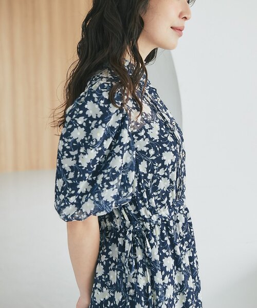 La boutique BonBon（ラブティックボンボン）の「【愛されワンピース】フラワープリントバルーンスリーブワンピース（ワンピース・レディース・オフホワイト/ネイビー・38/36）」の22枚目の写真