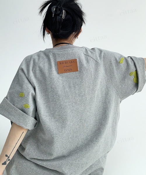 Dalfwin(ダールフィン)の「韓国ファッション RICECAKEペイント風サガラ刺繍Tシャツ(Tシャツ/カットソー・レディース・ブラック/グレー・FREE)」の2枚目の写真