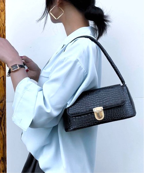 Amulet(アミュレット)の「上品で大人っぽいコンパクトさが目を引く クロコ調ミニショルダーバッグ(ショルダーバッグ・レディース・パープル/ホワイト/ブラウン/ブラック・FREE)」の1枚目の写真