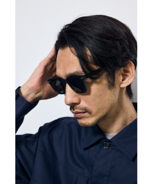 AZUL by moussy（アズールバイマウジー）の「ソリッドフレームサングラス（サングラス・メンズ・ブラウン/ブラック・FREE）」の4枚目の写真