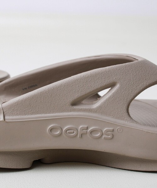OOFOS（ウーフォス）の「【OOFOS/ウーフォス】 Ooriginal リカバリーサンダル（サンダル・メンズ・ブラック/ライトグレー/ベージュ・26/27/28）」の12枚目の写真