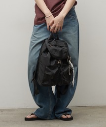 軽量ポリナイロン素材 ファスナーポケット付き デイリーリュック