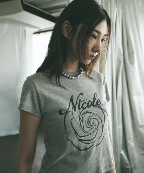 NICK&NICOLE(ニックアンドニコール)の「ROSE LETTERING CROPPED TOP_GRAY(Tシャツ/カットソー・レディース・その他・FREE)」の4枚目の写真