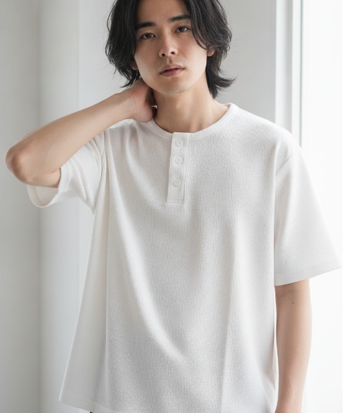 minius(ミニウス)の「ヘンリーネック半袖カットソー ボタン付き メンズ(Tシャツ/カットソー・メンズ・ブラック/ホワイト・MEDIUM/LARGE)」の1枚目の写真