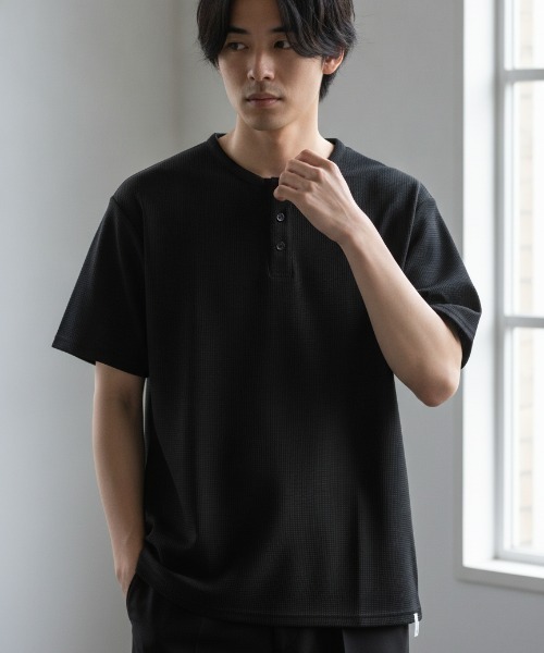 minius(ミニウス)の「ヘンリーネック半袖カットソー ボタン付き メンズ(Tシャツ/カットソー・メンズ・ブラック/ホワイト・MEDIUM/LARGE)」の2枚目の写真