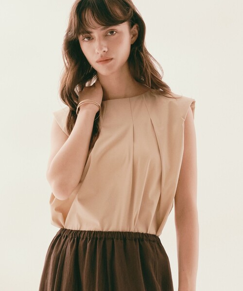 BIANCA(ビアンカ)の「【はっ水/セットアップ】ストレッチナイロン タックデザインブラウス(タンクトップ・レディース・ベージュ/ブラック・38)」の2枚目の写真