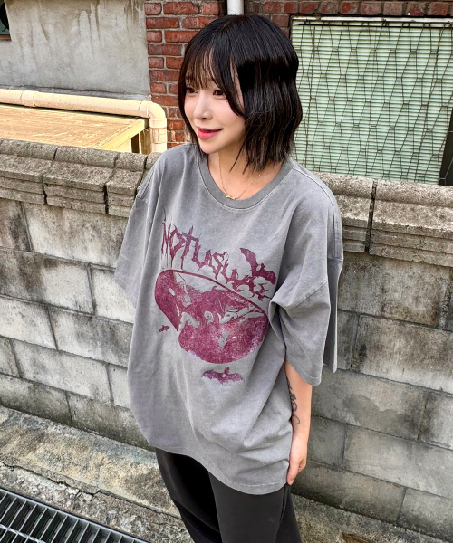 NOTUSUAL(ノットユージュアル)の「バンピールオーバーサイズピグメント半袖Tシャツ5カラー(Tシャツ/カットソー・レディース・チャコールグレー/チャコール/グリーン/スカイブルー/グレイッシュベージュ・MEDIUM/X-LARGE/LARGE/SMALL)」の6枚目の写真