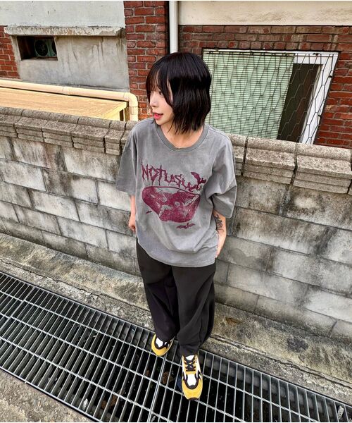 NOTUSUAL(ノットユージュアル)の「バンピールオーバーサイズピグメント半袖Tシャツ5カラー(Tシャツ/カットソー・レディース・チャコールグレー/チャコール/グリーン/スカイブルー/グレイッシュベージュ・MEDIUM/X-LARGE/LARGE/SMALL)」の16枚目の写真