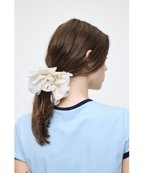 MOUSSY(マウジー)の「EYELET シュシュ(ヘアゴム・レディース・ホワイト/ブラック・FREE)」の3枚目の写真