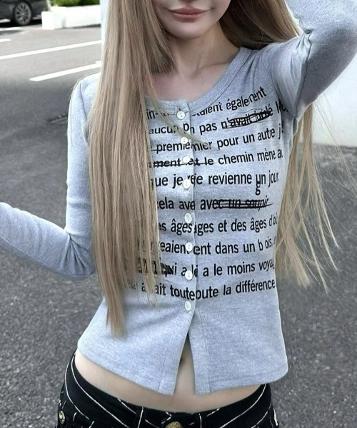 AVYL(アヴィル)の「コンパクトレタリングプリントタイトカーディガン(Tシャツ/カットソー・レディース・グレー・M)」の4枚目の写真