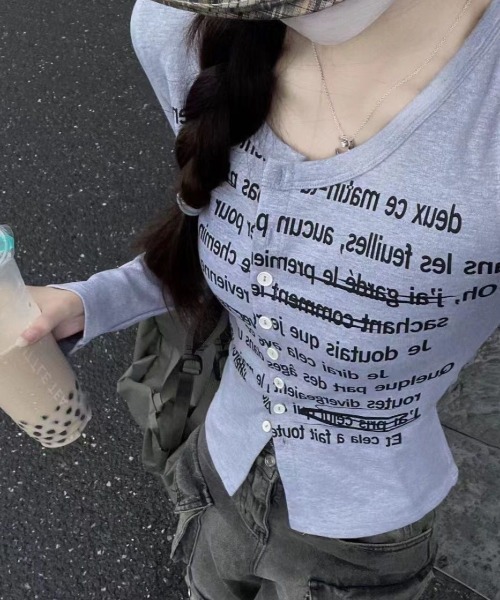 AVYL(アヴィル)の「コンパクトレタリングプリントタイトカーディガン(Tシャツ/カットソー・レディース・グレー・M)」の6枚目の写真