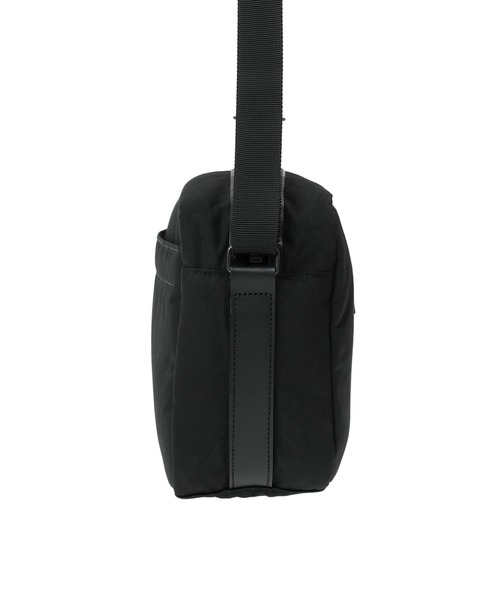 Manhattan Portage BLACK LABEL(マンハッタンポーテージ ブラックレーベル)の「NORFOLK BAG (L) MILLERAIN(ショルダーバッグ・メンズ・ブラック/ブラウン・SMALL)」の4枚目の写真