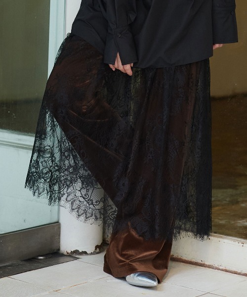 W:Huku（フーク）の「シアーレース フレア ロングスカート / Sheer Lace Flared Long Skirt（スカート・レディース・ブラック/ホワイト・FREE）」の2枚目の写真