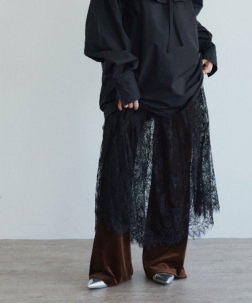 W:Huku（フーク）の「シアーレース フレア ロングスカート / Sheer Lace Flared Long Skirt（スカート・レディース・ブラック/ホワイト・FREE）」の3枚目の写真