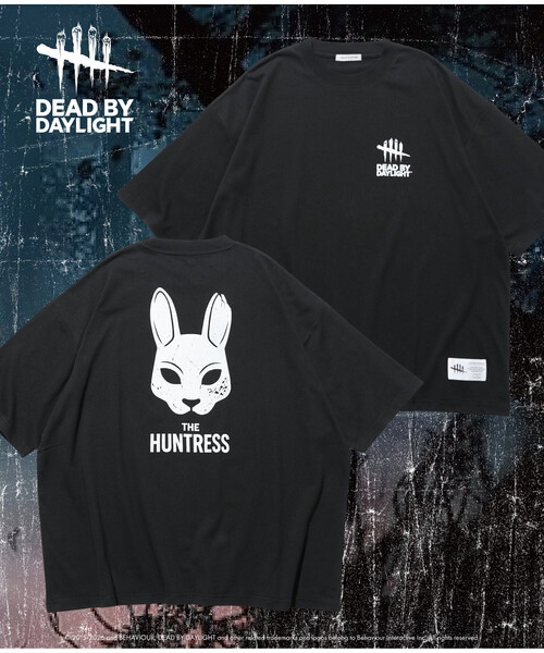 FREAK'S STORE(フリークスストア)の「DEAD BY DAYLIGHT 別注 THE HUNTRESS バックプリント クルーネックTシャツ(Tシャツ/カットソー・メンズ・ブラック/ホワイト・MEDIUM/LARGE/X-LARGE)」の2枚目の写真