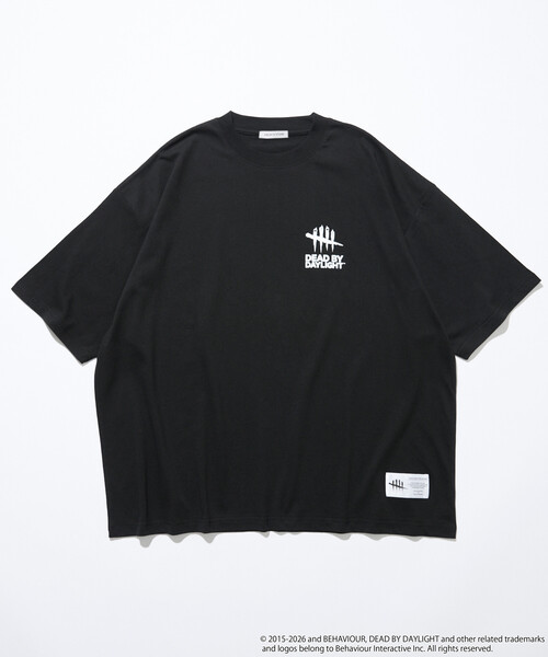 FREAK'S STORE(フリークスストア)の「DEAD BY DAYLIGHT 別注 THE HUNTRESS バックプリント クルーネックTシャツ(Tシャツ/カットソー・メンズ・ブラック/ホワイト・MEDIUM/LARGE/X-LARGE)」の3枚目の写真